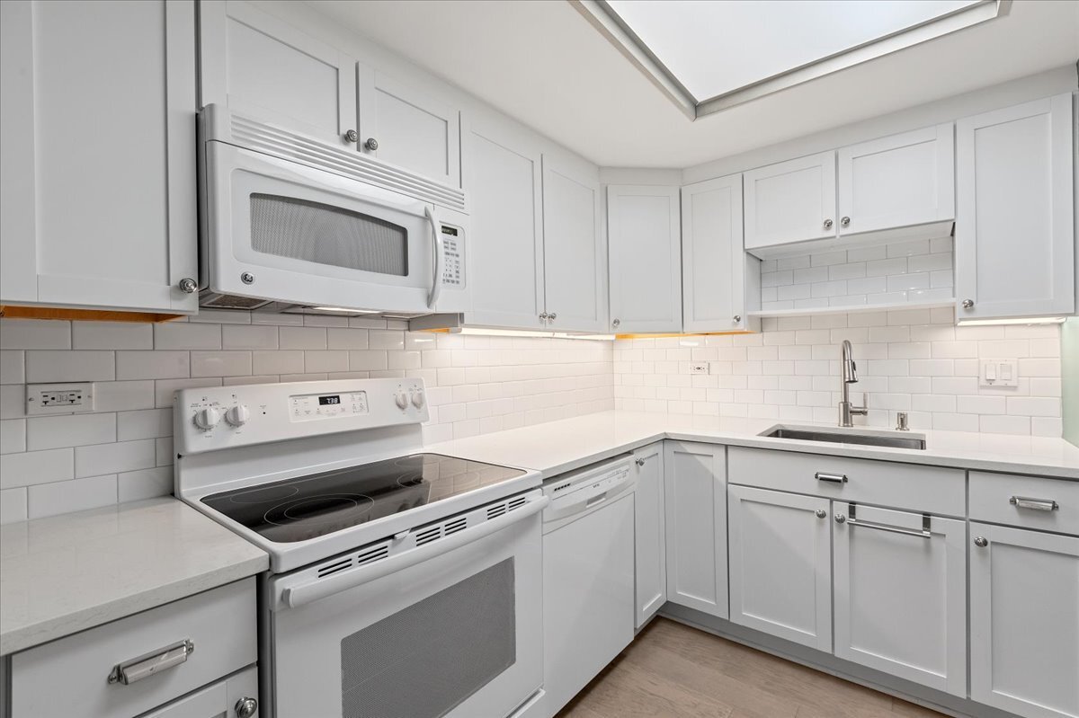 Building Photo - 40 E Delaware Pl