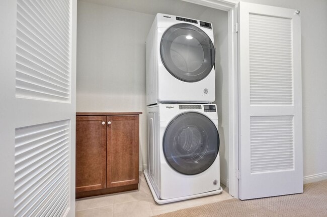 Building Photo - Available Now! 3 Story Townhome - New Construction!!