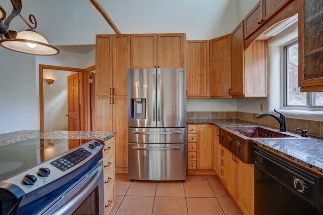 Building Photo - 2 Bedroom plus Office in Main House & Stud...