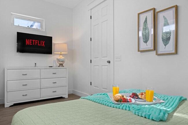 Building Photo - 4456 Luke Ave