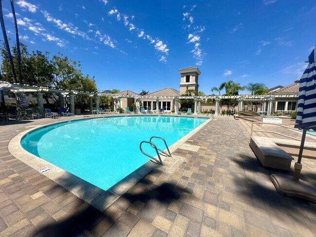 Building Photo - Spacious 2BD Condo with a garage!