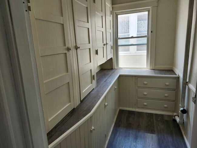 Building Photo - 3 Bed, 1 Bath 3rd floor apartment