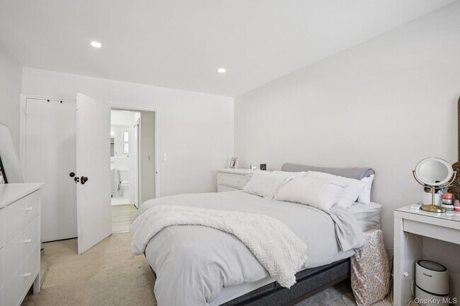 Building Photo - 23 Lawrence Dr