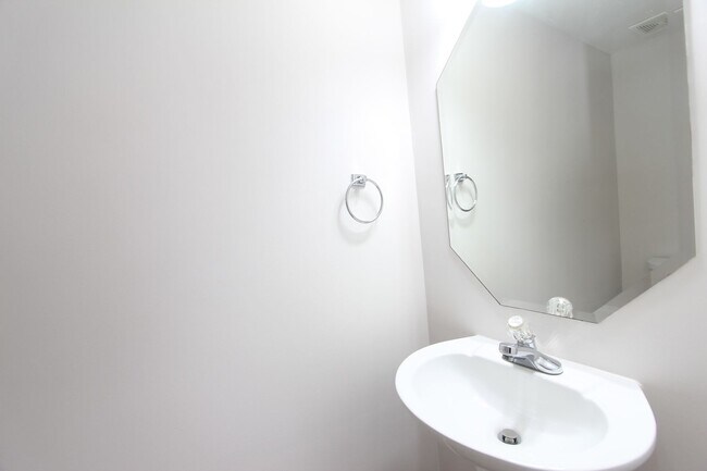 Building Photo - Wonderful and Large 3 Bedroom 2.5 Bath Townhome w/Garage