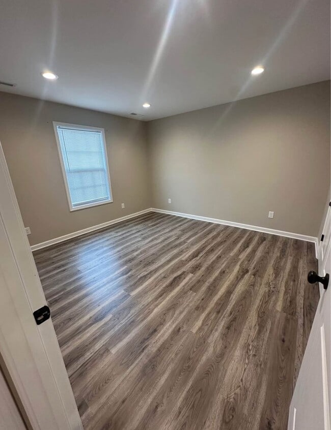 Building Photo - 406 B Sanderson Dr