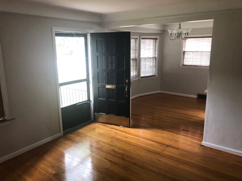 Building Photo - 1625 W Farnum Ave