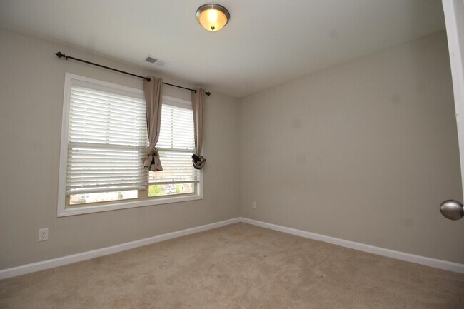 Building Photo - 660 Sunset Dr