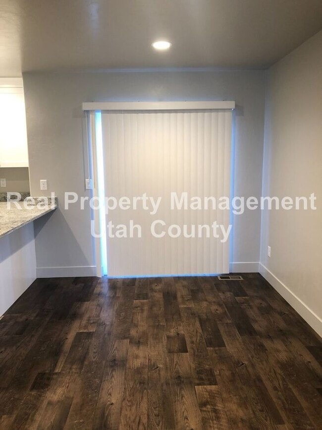 Building Photo - 189 610 S