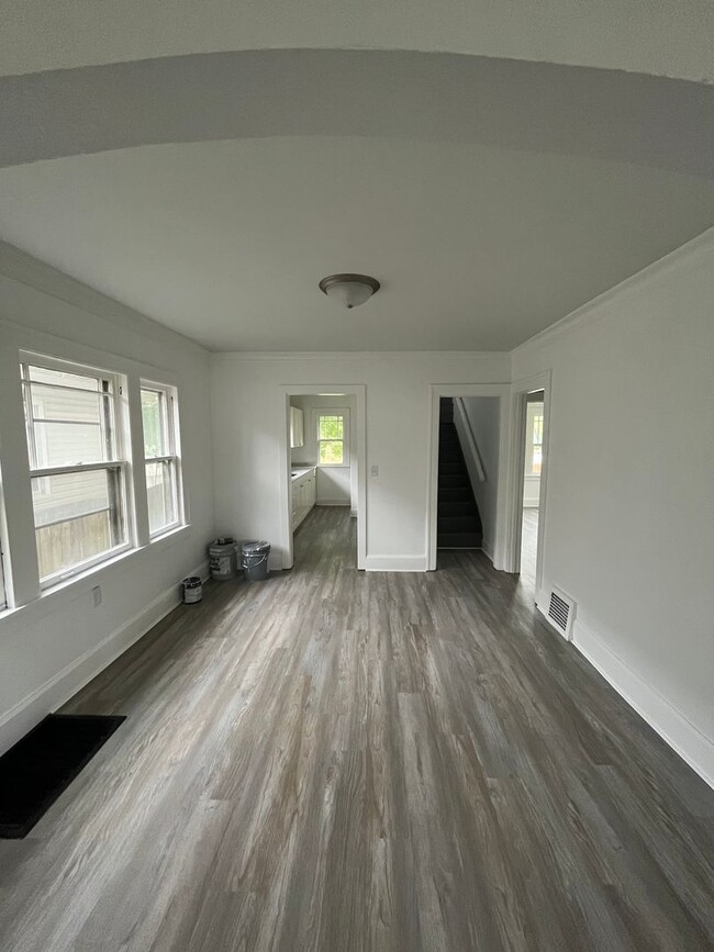 Building Photo - Newly remodeled 4 bed 2 bath home available in Rockford ***SECTION 8 OK***