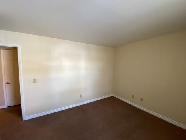 Building Photo - 3 Bedroom 2 bath condo located on second floor.