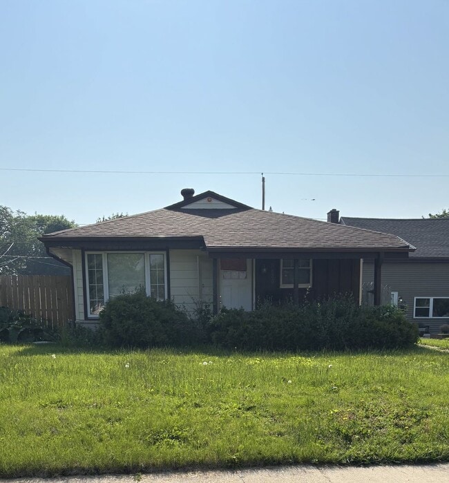 Building Photo - 3br 1.5 ba single family ranch style home,...