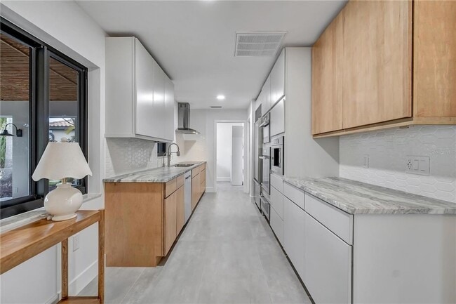 Building Photo - 15180 Lyneburg Ave