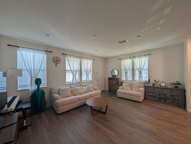 Building Photo - Newer 2 bedroom 2 bath home available!