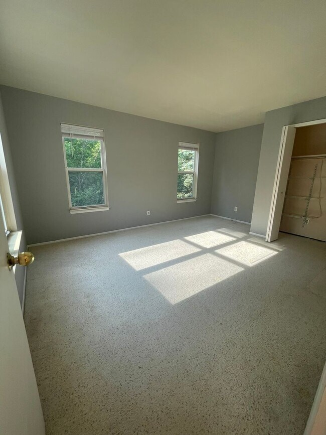 Building Photo - Three Bedroom Two Bath Condo | Laundry, Parking, & Central AC