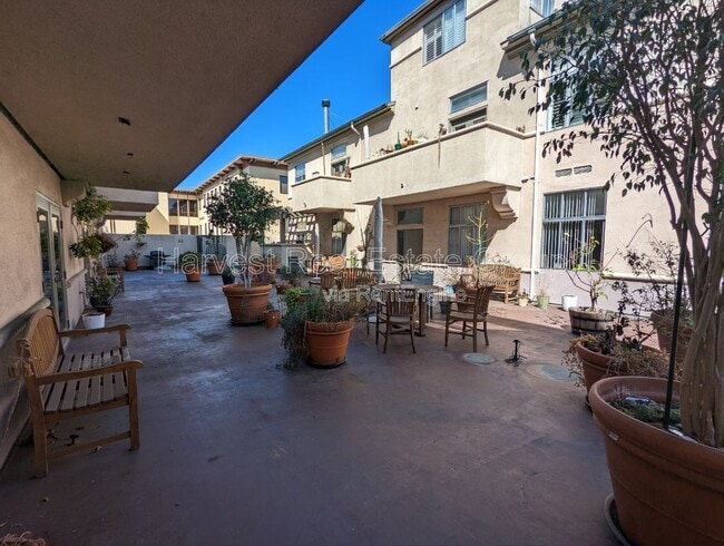 Building Photo - 426 27th St