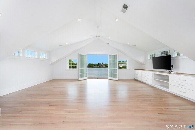 Building Photo - 81 Roton Ave