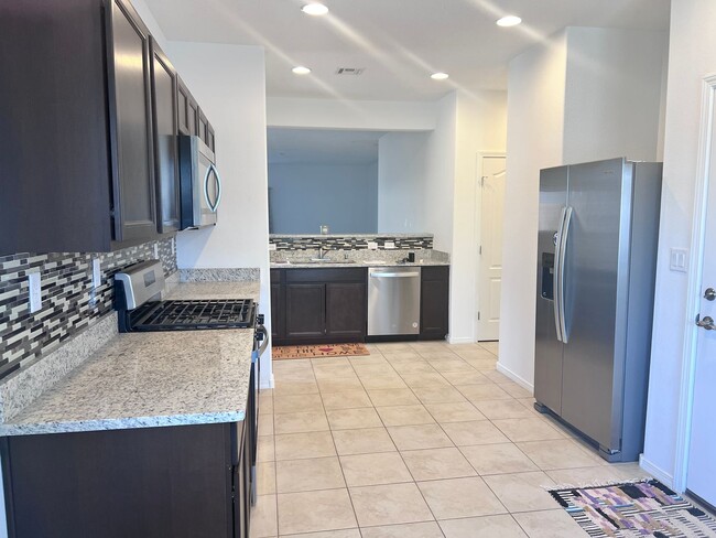 Building Photo - Newer 4 Br, 2 Ba, with the major appliance...