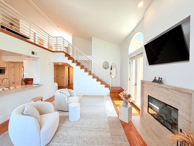 Building Photo - Sophisticated Bright & Spacious Furnished ...