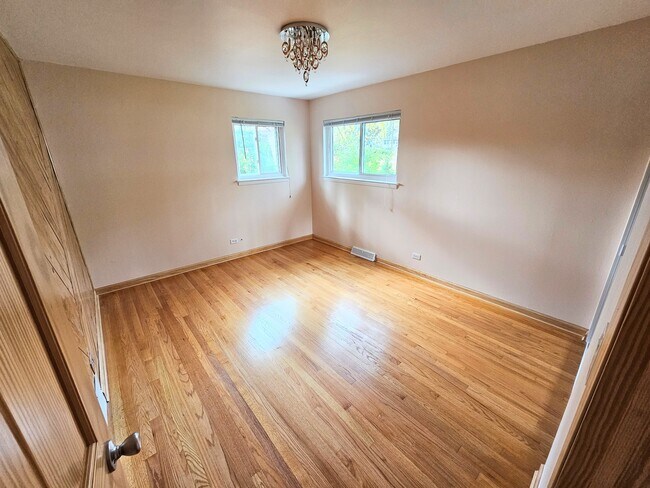 Building Photo - 711 E Main St