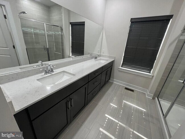 Building Photo - 40 Lochiel Ln