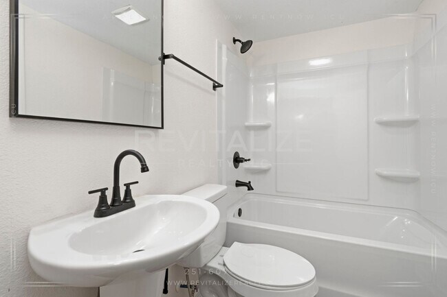 Building Photo - 377 Tuttle Ave