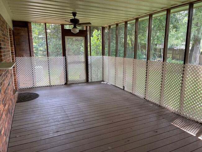 Building Photo - KILLEARN ESTATES FENCED YARD!!!