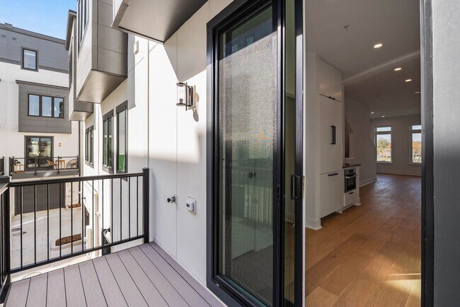 Building Photo - Bloomingdale Townhome | 3 Bed + Den | 3.5 Bath | 1,800 Sf | Large Private Rooftop Deck & Balcony ...