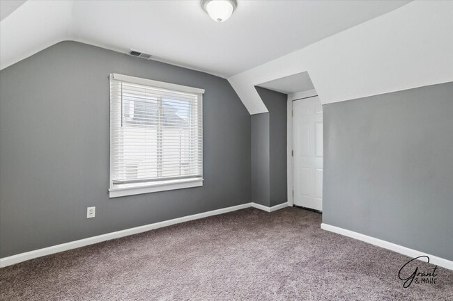 Building Photo - 6 bedroom 2 bath $2095