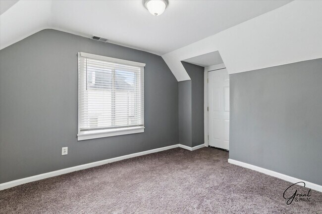 Building Photo - 6 bedroom 2 bath $2250