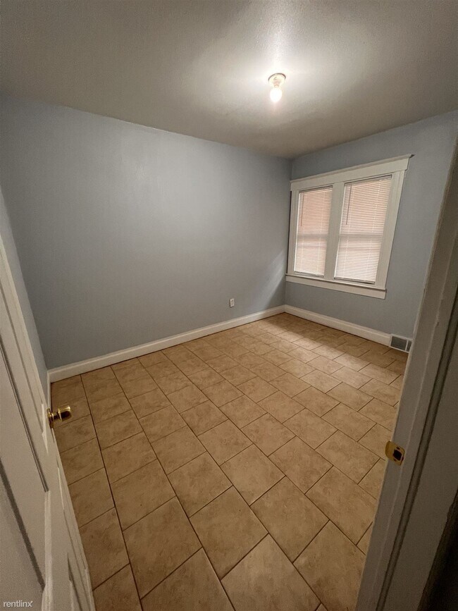 Building Photo - 2 br, 1 bath Duplex - 917 Gladstone St 917...