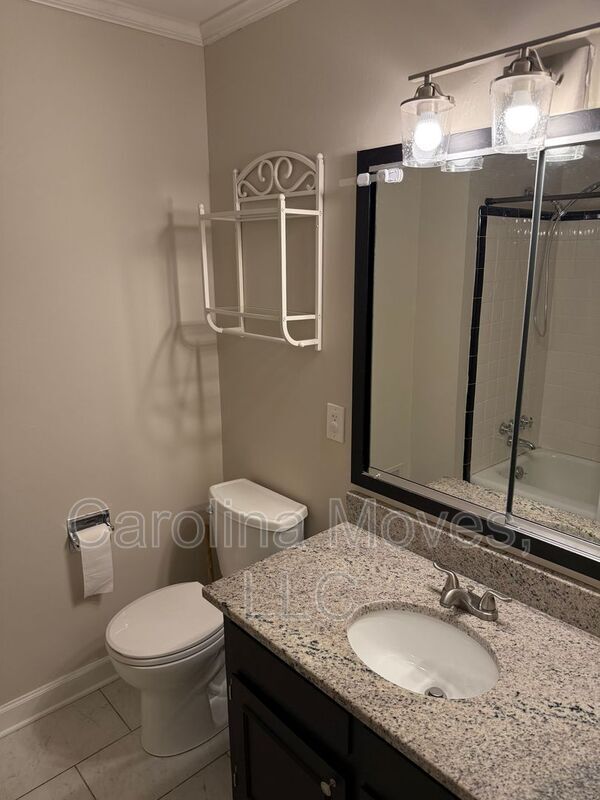 Building Photo - 708 W Lee Rd