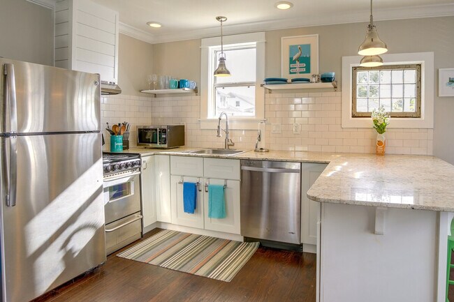 Building Photo - 202 10th Ave NE