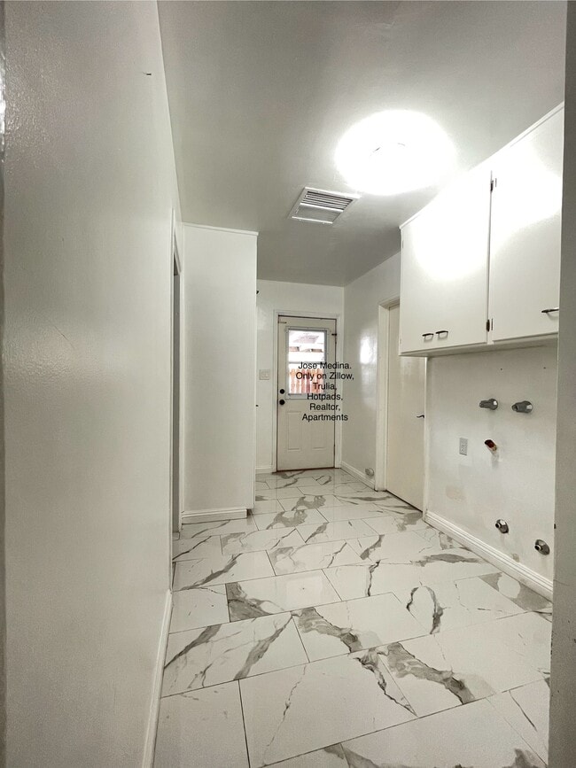 Building Photo - 3500 Pickwick Dr