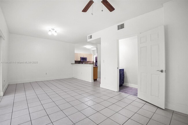 Building Photo - 980 SW 6th Pl