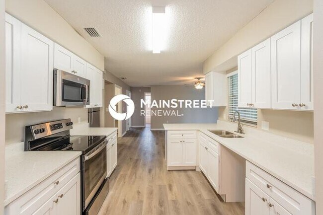 Building Photo - 3 Bedroom Pet-Friendly Home in LAKELAND, FL with Main Street Renewal