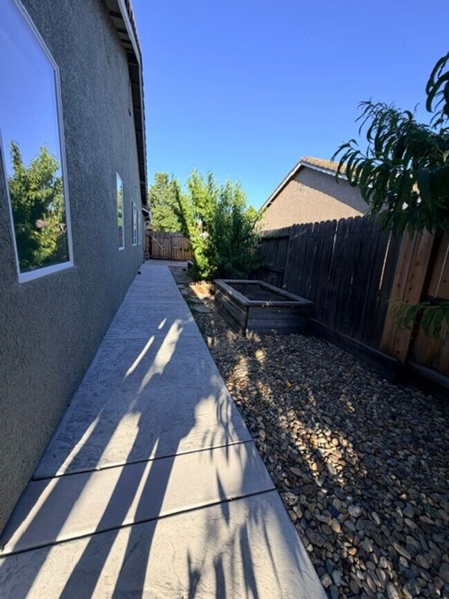 Building Photo - Beautifully Remodeled 4 Bedroom, 2 Bath Home in Desirable Elk Grove Neighborhood