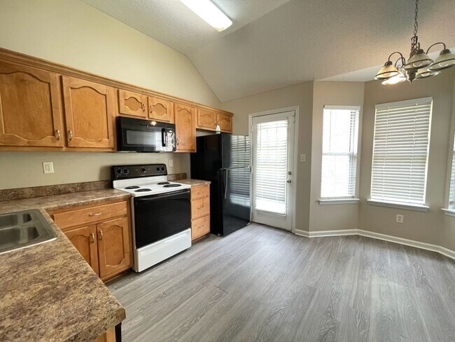 Building Photo - Alexander crossing