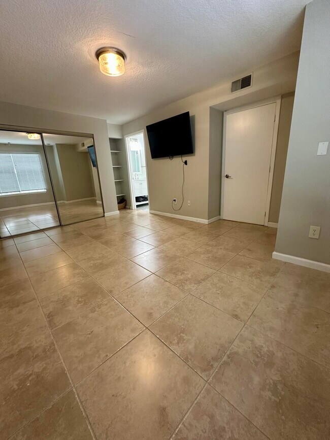 Building Photo - 1050 Crystal Way