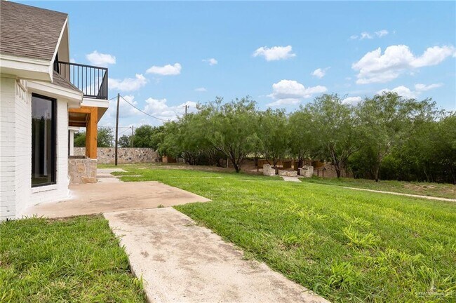 Building Photo - 12304 Lakeview Dr