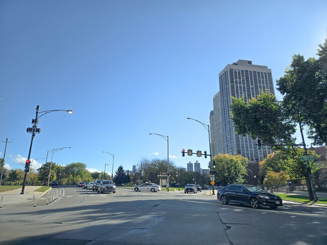 Building Photo - 2909 N Sheridan Rd