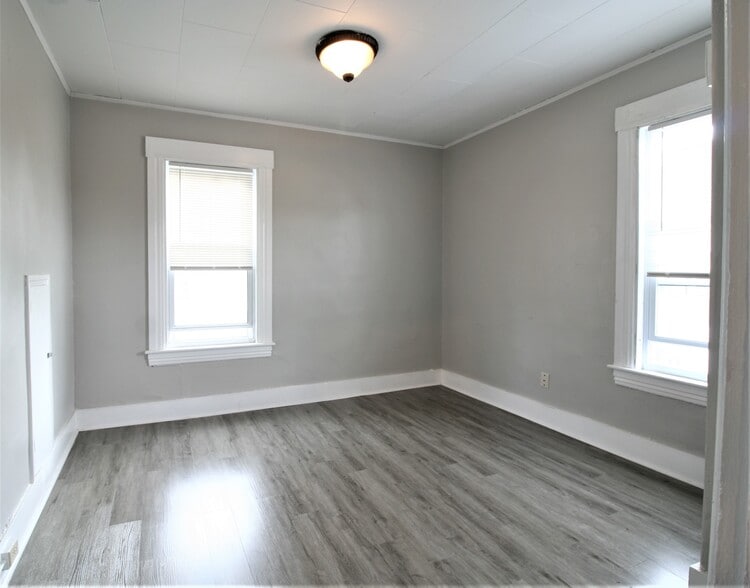 Building Photo - 467 Hevey St