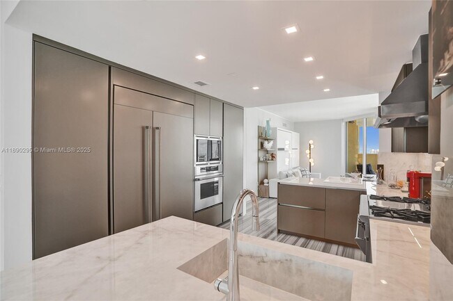 Building Photo - 17875 Collins Ave