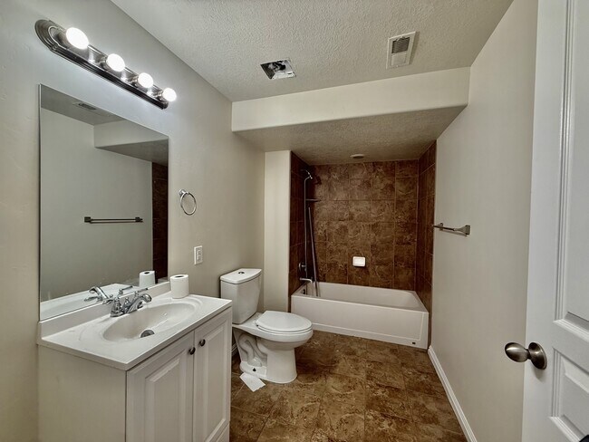 Building Photo - 10753 Topview Rd