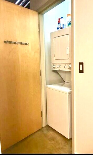 Building Photo - 640 Glen Iris Dr NE