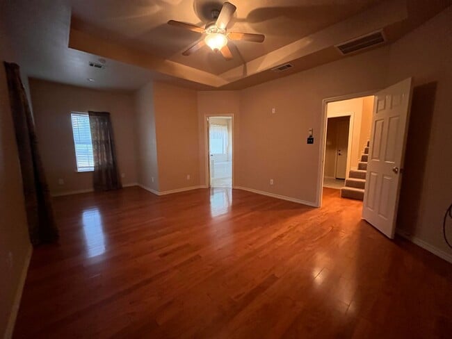 Building Photo - Gated Entry 5 bedroom, 3.5 Bath Home on 16...