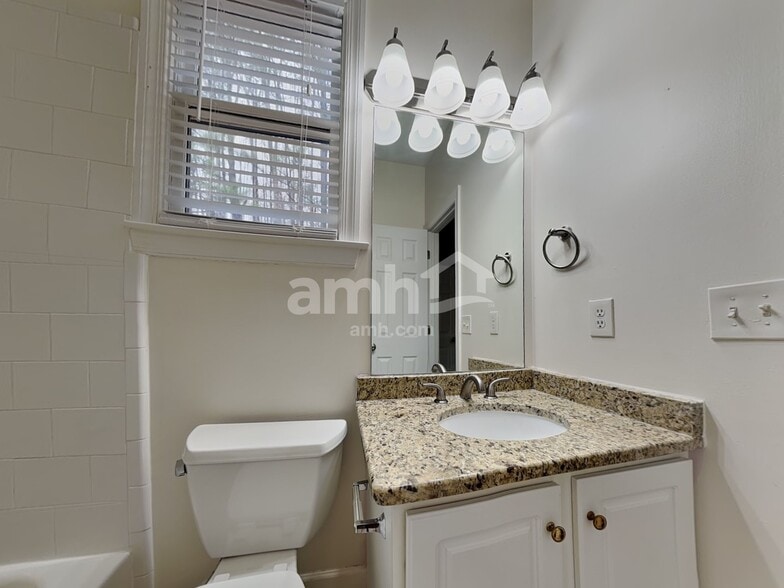 Building Photo - 404 Jessica Ln