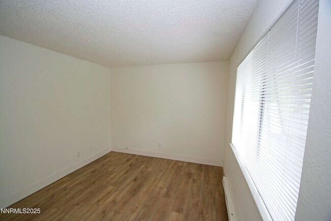Building Photo - 664 Oakwood Dr