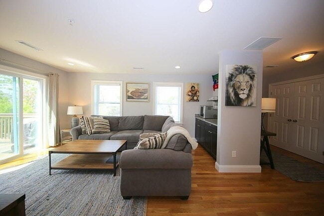 Building Photo - 10 Irma St