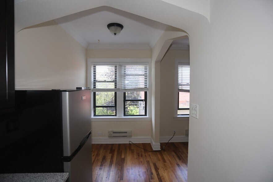 Building Photo - 4742 N Hermitage Ave