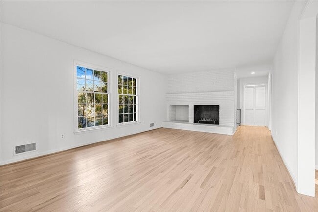 Building Photo - 2713 Briarlake Rd NE